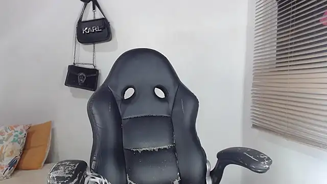 Snapshot of bigcrisblack chatting on 10/16/25, 05:19 bigcrisblack online show from 10/16/25, 05:19