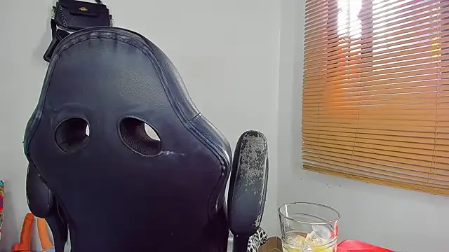 Snapshot of bigcrisblack chatting on 10/20/25, 03:23 bigcrisblack online show from 10/20/25, 03:23