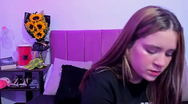 Snapshot of EmmyGray chatting on 12/10/24, 03:30 EmmyGray online show from 12/10/24, 03:30