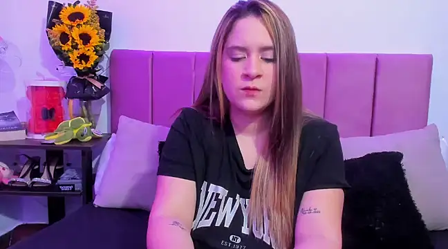 Snapshot of EmmyGray chatting on 12/10/24, 06:33 EmmyGray online show from 12/10/24, 06:33