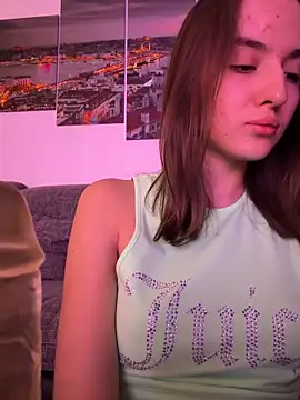 Snapshot of EmilyWi_ chatting on 11/17/25, 10:04 EmilyWi online show from 11/17/25, 10:04