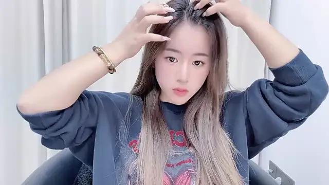 chloe-01 online show from 01/16/25, 12:42