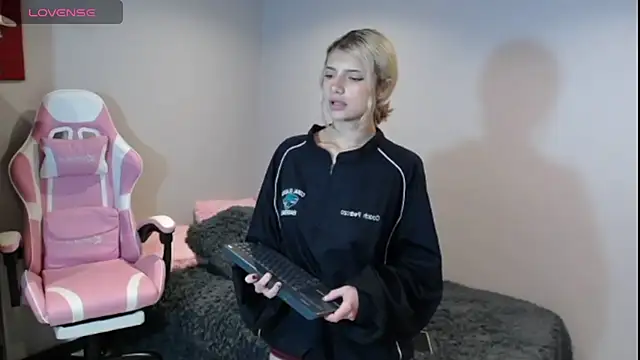 Snapshot of HiScarlett chatting on 02/03/25, 12:25 HiScarlett online show from 02/03/25, 12:25