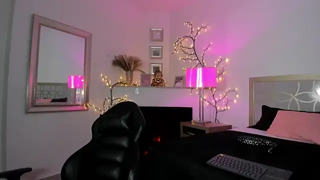 Snapshot of NattashaHotson chatting on 02/12/25, 08:38 NattashaHotson online show from 02/12/25, 08:38