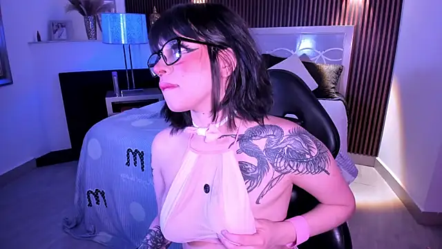 Snapshot of NattashaHotson chatting on 10/22/25, 03:51 NattashaHotson online show from 10/22/25, 03:51