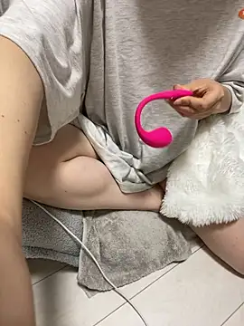 mochi mo chi  online show from 10/29/25, 03:47