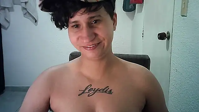 Snapshot of Im_Milan_Rs chatting on 11/16/25, 04:34 Im Milan Rs online show from 11/16/25, 04:34