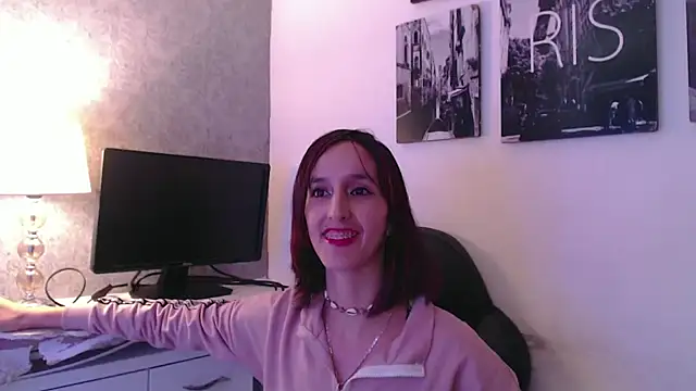 Snapshot of Ambar_Roux_ chatting on 01/12/25, 01:58 Ambar Roux online show from 01/12/25, 01:58