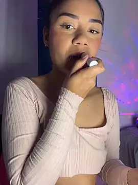 Snapshot of _Luana chatting on 03/21/25, 09:01  Luana online show from 03/21/25, 09:01