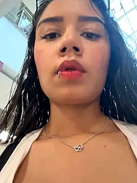 Snapshot of _Luana chatting on 10/28/25, 07:49  Luana online show from 10/28/25, 07:49