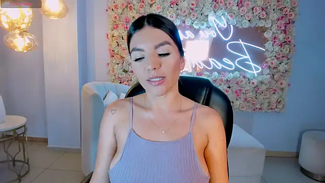 Snapshot of ValeriaRoldanX chatting on 02/05/25, 03:23 ValeriaRoldanX online show from 02/05/25, 03:23