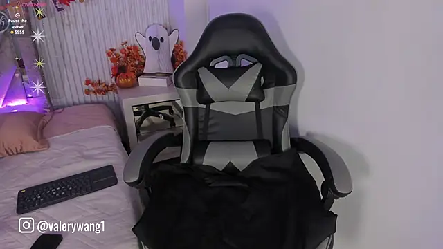 Valery wang online show from 10/13/25, 11:54