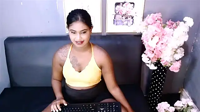 Snapshot of Littleindianmilf chatting on 02/25/25, 11:19 Littleindianmilf online show from 02/25/25, 11:19