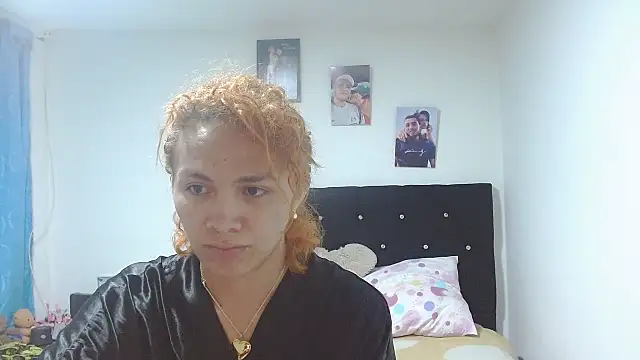 Snapshot of giuliana_andrade chatting on 10/15/25, 12:44 giuliana andrade online show from 10/15/25, 12:44