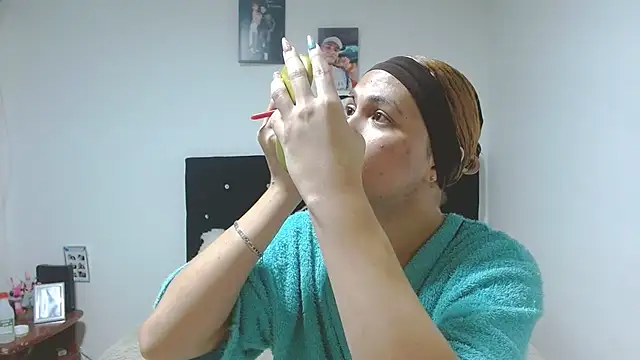 Snapshot of giuliana_andrade chatting on 10/21/25, 11:38 giuliana andrade online show from 10/21/25, 11:38