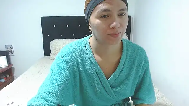 Snapshot of giuliana_andrade chatting on 10/25/25, 12:18 giuliana andrade online show from 10/25/25, 12:18