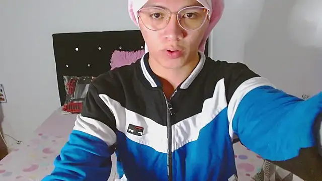 Snapshot of giuliana_andrade chatting on 11/21/25, 01:37 giuliana andrade online show from 11/21/25, 01:37