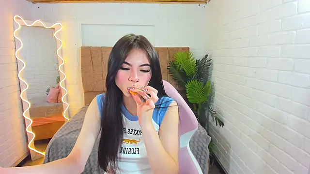 Roxanne tay online show from 12/24/24, 09:00