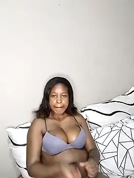 Snapshot of queenbboobs chatting on 01/11/25, 05:40 queenbboobs online show from 01/11/25, 05:40