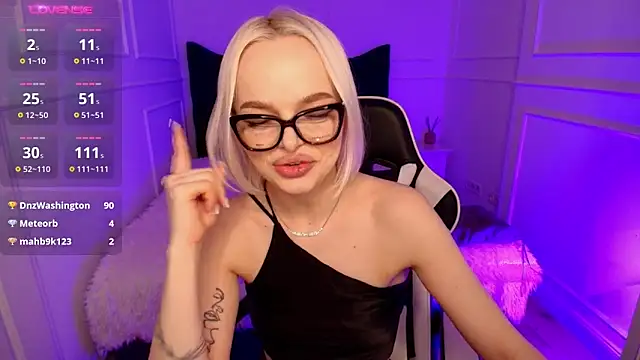 Snapshot of horny_blondiee chatting on 12/18/24, 05:10 horny blondiee online show from 12/18/24, 05:10
