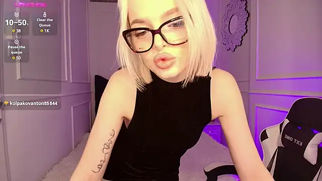 Snapshot of horny_blondiee chatting on 12/27/24, 11:39 horny blondiee online show from 12/27/24, 11:39