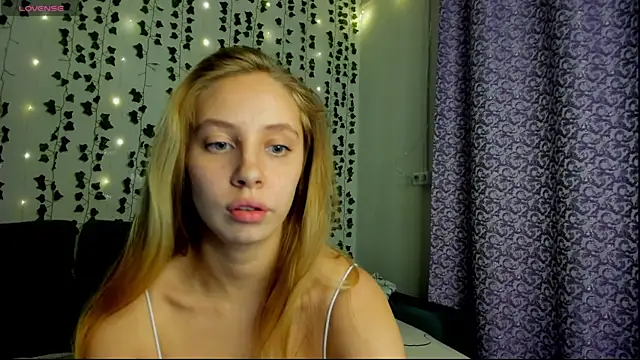 Snapshot of Kitty_Katrine chatting on 12/16/24, 07:21 Kitty Katrine online show from 12/16/24, 07:21
