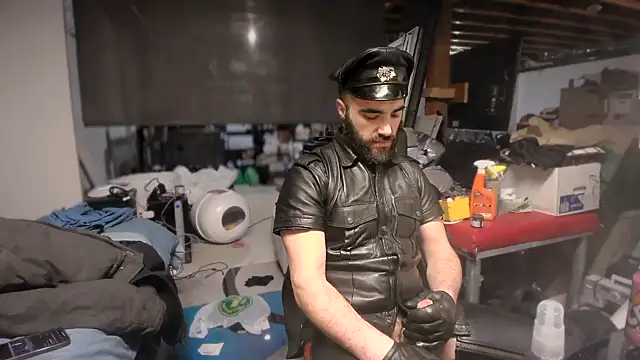 Snapshot of leatherpupmtl chatting on 12/16/24, 09:52 leatherpupmtl online show from 12/16/24, 09:52