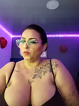 Snapshot of Ivonnee__ chatting on 12/11/24, 06:36 Ivonnee online show from 12/11/24, 06:36