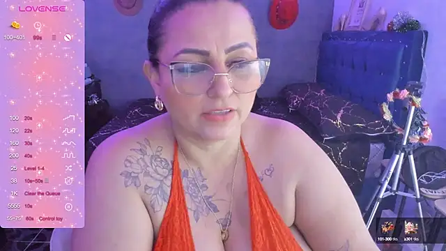 Snapshot of Ivonnee__ chatting on 12/22/24, 11:33 Ivonnee online show from 12/22/24, 11:33