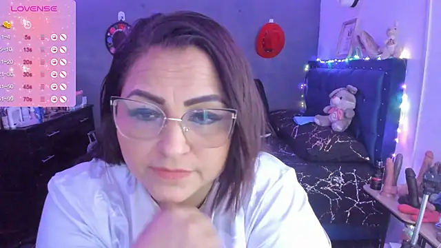 Snapshot of Ivonnee__ chatting on 01/12/25, 05:45 Ivonnee online show from 01/12/25, 05:45