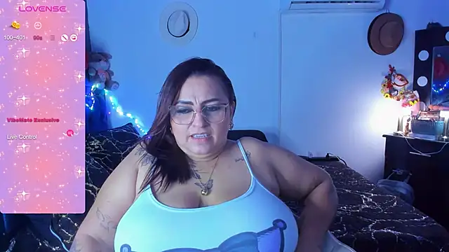 Snapshot of Ivonnee__ chatting on 01/18/25, 05:31 Ivonnee online show from 01/18/25, 05:31