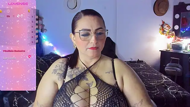 Snapshot of Ivonnee__ chatting on 01/19/25, 02:47 Ivonnee online show from 01/19/25, 02:47
