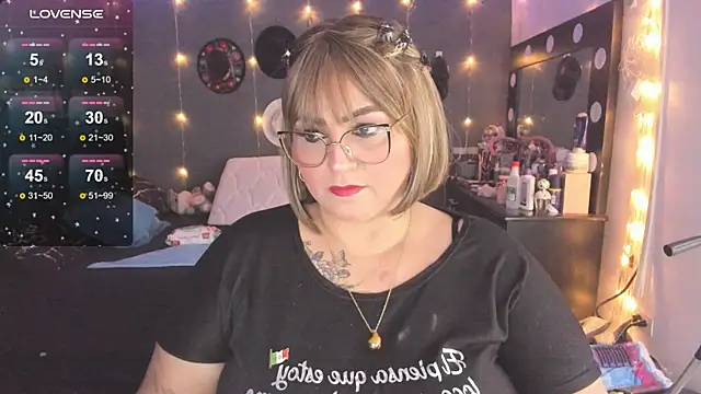 Snapshot of Ivonnee__ chatting on 02/19/25, 03:50 Ivonnee online show from 02/19/25, 03:50