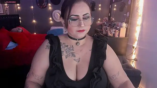 Snapshot of Ivonnee__ chatting on 03/02/25, 02:19 Ivonnee online show from 03/02/25, 02:19