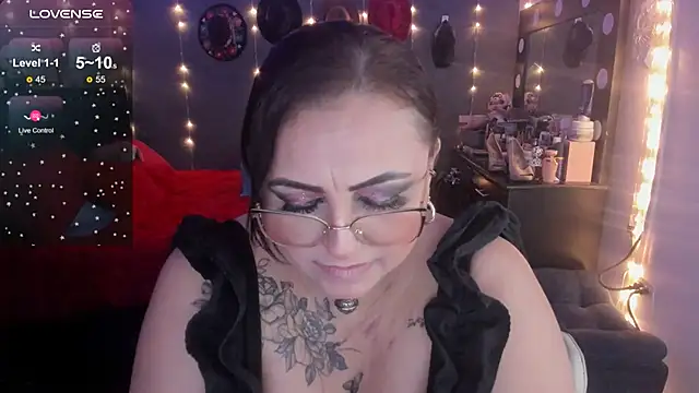 Snapshot of Ivonnee__ chatting on 03/02/25, 05:23 Ivonnee online show from 03/02/25, 05:23