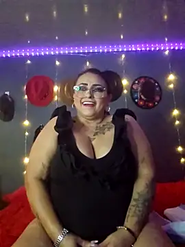 Snapshot of Ivonnee__ chatting on 03/02/25, 08:27 Ivonnee online show from 03/02/25, 08:27