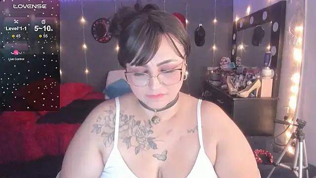 Snapshot of Ivonnee__ chatting on 03/12/25, 06:29 Ivonnee online show from 03/12/25, 06:29