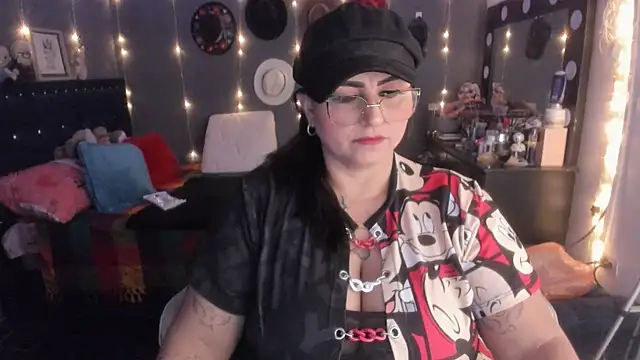 Snapshot of Ivonnee__ chatting on 03/16/25, 06:53 Ivonnee online show from 03/16/25, 06:53