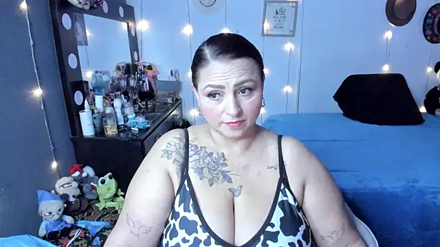 Snapshot of Ivonnee__ chatting on 10/20/25, 10:49 Ivonnee online show from 10/20/25, 10:49