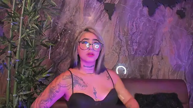 Snapshot of Alahia_Dangelo chatting on 10/16/25, 05:36 Alahia Dangelo online show from 10/16/25, 05:36