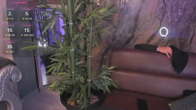 Snapshot of Alahia_Dangelo chatting on 11/04/25, 05:23 Alahia Dangelo online show from 11/04/25, 05:23