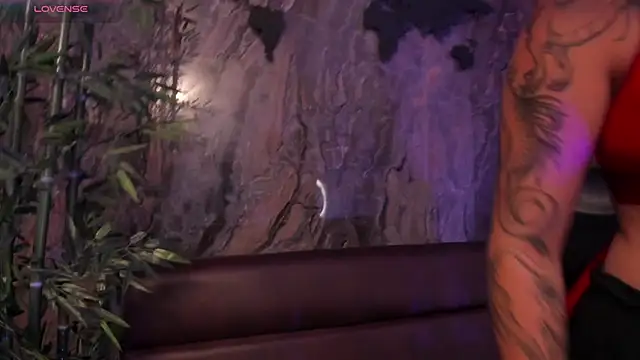 Snapshot of Alahia_Dangelo chatting on 11/14/25, 05:33 Alahia Dangelo online show from 11/14/25, 05:33