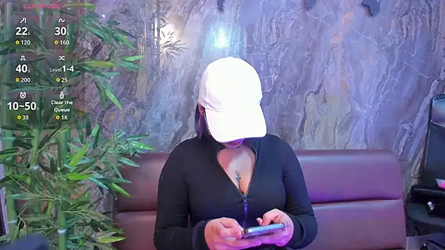 Snapshot of Alahia_Dangelo chatting on 11/17/25, 05:30 Alahia Dangelo online show from 11/17/25, 05:30