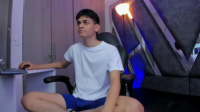 Snapshot of Yef_Thin chatting on 10/31/25, 03:40 Yef Thin online show from 10/31/25, 03:40