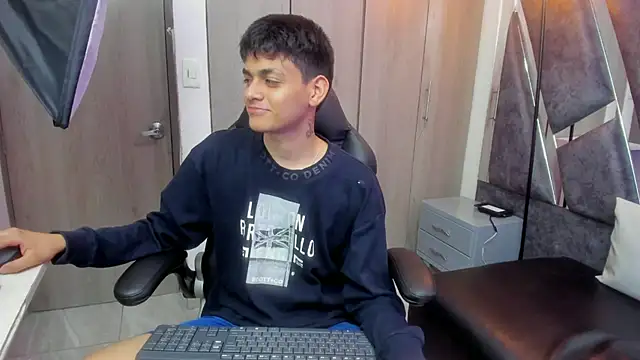 Snapshot of Yef_Thin chatting on 11/22/25, 04:00 Yef Thin online show from 11/22/25, 04:00