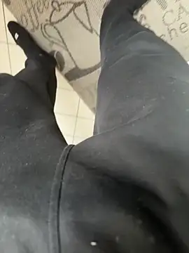 Snapshot of kareem0010 chatting on 02/23/25, 10:49 kareem0010 online show from 02/23/25, 10:49