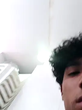 Snapshot of alexander32r chatting on 09/12/25, 04:51 alexander32r online show from 09/12/25, 04:51