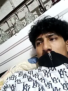 Snapshot of alexander32r chatting on 10/13/25, 04:23 alexander32r online show from 10/13/25, 04:23