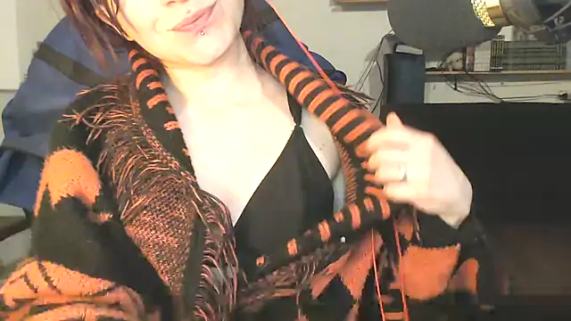 Snapshot of complicata_mente chatting on 03/18/25, 05:42 complicata mente online show from 03/18/25, 05:42