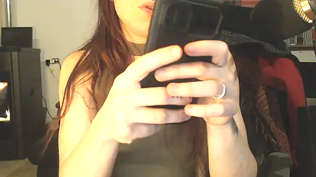 Snapshot of complicata_mente chatting on 03/19/25, 06:01 complicata mente online show from 03/19/25, 06:01